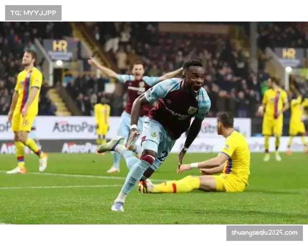 特写：保级成功后，伯恩利主帅孔帕尼在更衣室与全队激情庆祝